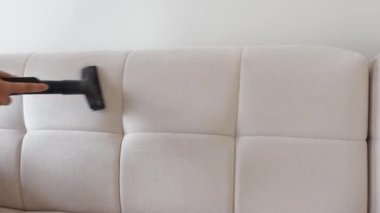  Kadınlar el temizleme koltuğunu çamaşır yıkama temizleyicisiyle temizler..