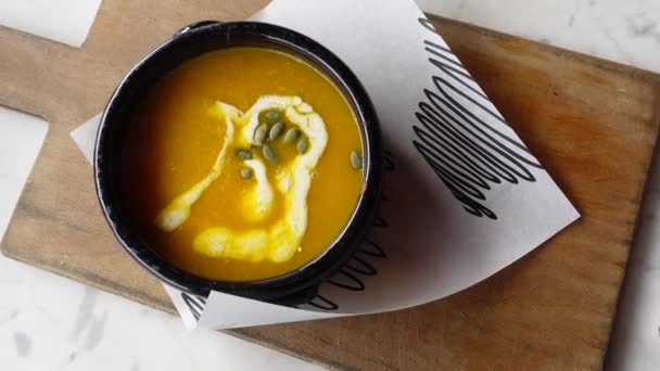 Lækker Græskar Suppe Skål Træbord – Stock-video
