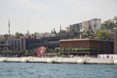 Türkiye istanbul 19 Haziran 2023. Galataport İstanbul. Yürüyen insanlarla Galataport manzarası.