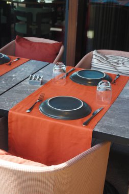 yuvarlak kase ya da seramik tabak ahşap masa üzerinde peçete