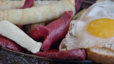Bir tabak sosis ve patates kızartması Lezzetli bir et yemeği.