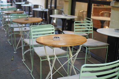 Kafe restoranı içi boş masa.