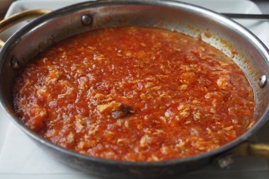 Türk Menemen omleti tavada. 