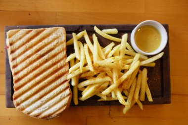 Sandviç ya da kızarmış ekmek dilimli tost.