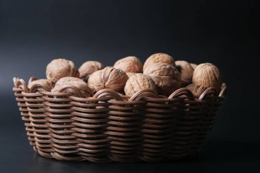 siyah arka plan üzerine bir kapta ceviz ,