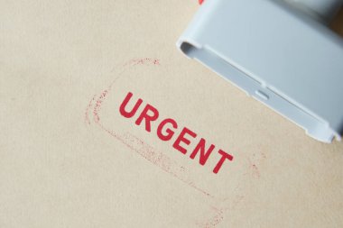 Beyaz kağıda kırmızı acil kelime damgası ,