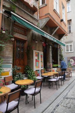 Hindi İstanbul 12 Haziran 2023 Eski Balat 'taki kafe önünde. Balat, İstanbul 'da popüler bir turizm beldesi