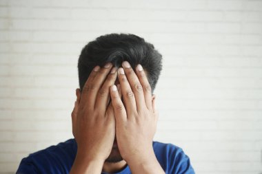 Üzüntülü adamın yüzünü ellerinle kapat.