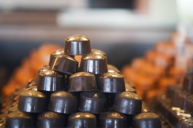 Dükkanda sergilenen siyah çikolata şekeri ,