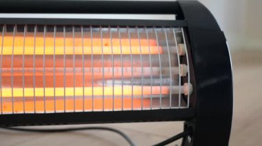 Modern elektrikli kızılötesi ısıtıcı oturma odasında, yakın çekim. Yüksek kalite fotoğraf