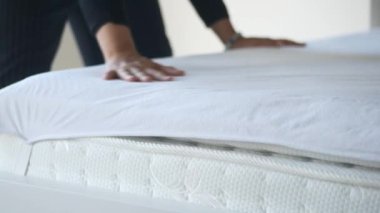 Genç kadınlar yatak odasında yatıyorlar.