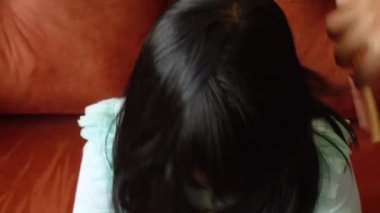 Anne kızına saç ve örgü örüyor.