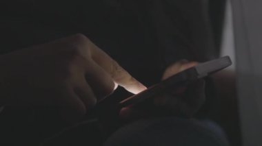  Kadınlar gece akıllı telefon kullanır. .