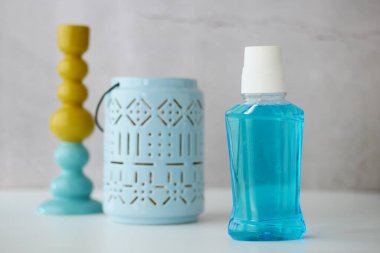 Masadaki konteynırda gargara suyu var. ,