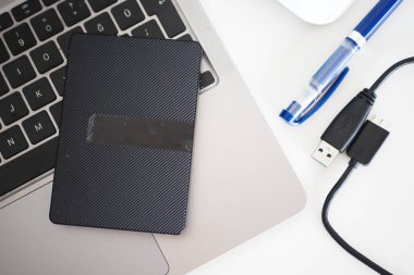 bir dizüstü bilgisayardaki harici sabit disk .
