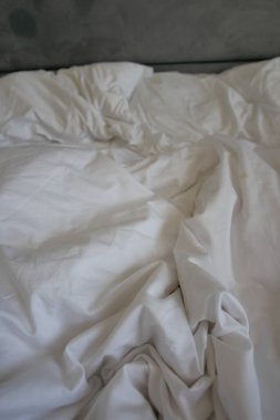 Sabah uyandıktan sonra dağınık çarşafın üzerindeki kırışıklıkların en üst görüntüsü.. 