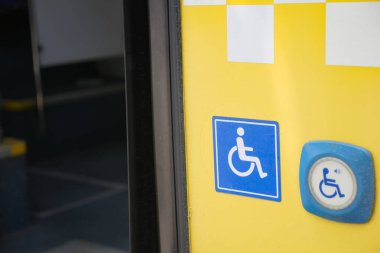 Kamu otobüsünün kapısında engelli işareti var. .