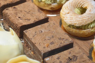 Lezzetli yakın plan hamur işleri ve brovniler zengin dokular ve davetkar tatlar sergiliyor..