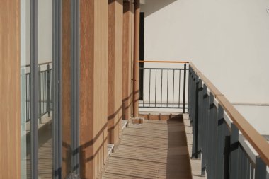 İstanbul 'da uzun apartman balkonunda.