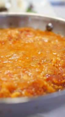 Türk Menemen omleti tavada. 