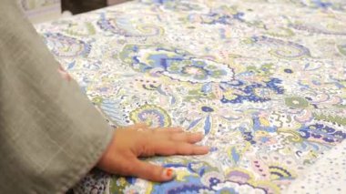 Kadınlar. El, ortopedik yatağa dokunur ve baskı yapar..