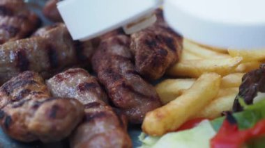 Geleneksel Türk Mutfağı Kofte veya kebap üzerine domates sosu dök .