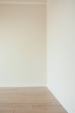 Boş ahşap ve boş beyaz duvarlı basit bir arkaplan