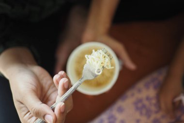 Çatalla Anında Erişte Yemek