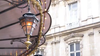 Binalarla çevrili zarif sokak lambası. 