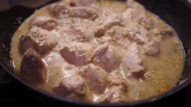 Tavada pişen kremalı tavuğu yakından çek. Yemek blogları ve reklamları için mükemmel stok görüntüleri..