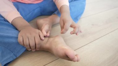 Ayakları kaşınan bir çocuk. .