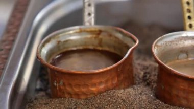 Kum üzerinde geleneksel Türk kahvesi yapmanın en üst görüntüsü 