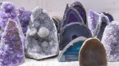 Çeşitli taşlar sanat sergisi için bir masada sergileniyor..