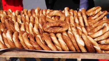 Türk Simit 'i minibüste satıyor ,