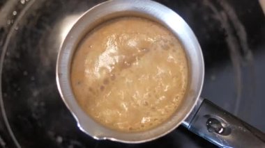 Ocakta demlenen kahvenin yakınlaşması kaynama sürecini yakalar, rahatlatıcı ve aromatik bir içecek yaratır.