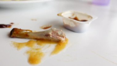 Yemekler kahvaltı masasına döküldü.