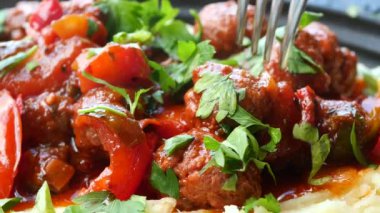 Türkiye Köfteleri 'ne yakın plan ,