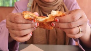 Yakından bakınca kruvasan çöreği kırıyorum. .