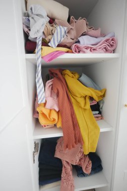 Üst görünümü dağınık kumaşlarla daha saf.