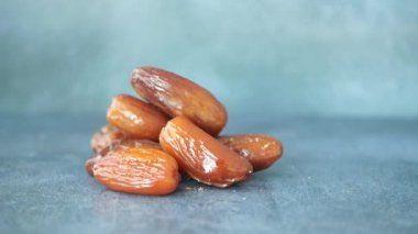 Taze meyvelerin masaya düşüşünün yavaş çekimi ,