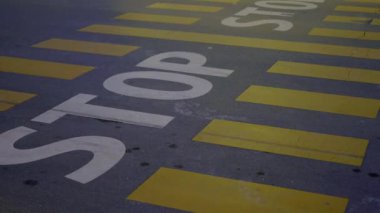 Boş bir yolda dur işareti .