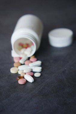 hap ilaç şişesi siyah arka plan üzerine dışarı dökülmesini,