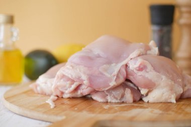 Tavuk filetosu doğrama tahtasında .