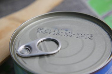 Beyaz arkaplandaki yemek kutusunun son kullanma tarihi 