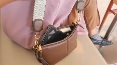  Hırsız Kadın Çantasından Cep Telefonu Çalıyor ,