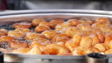 Geleneksel kızarmış şekerler şeker şurubunda lokma.