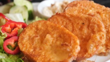 Canlı taze salatayla servis edilen kızarmış altın ekmek kahvaltı ya da brunch için mükemmeldir..