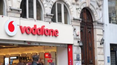 Türkiye İstanbul 13 Ocak 2024 Vodafone tabelası ve logo taksisi.