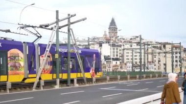 Hindi İstanbul 1 Haziran 2023. Eminonu 'daki köprüde T1 tramvayı ,