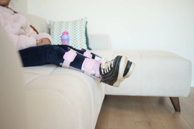 Çocuk serebral felç, bacak ortozu.